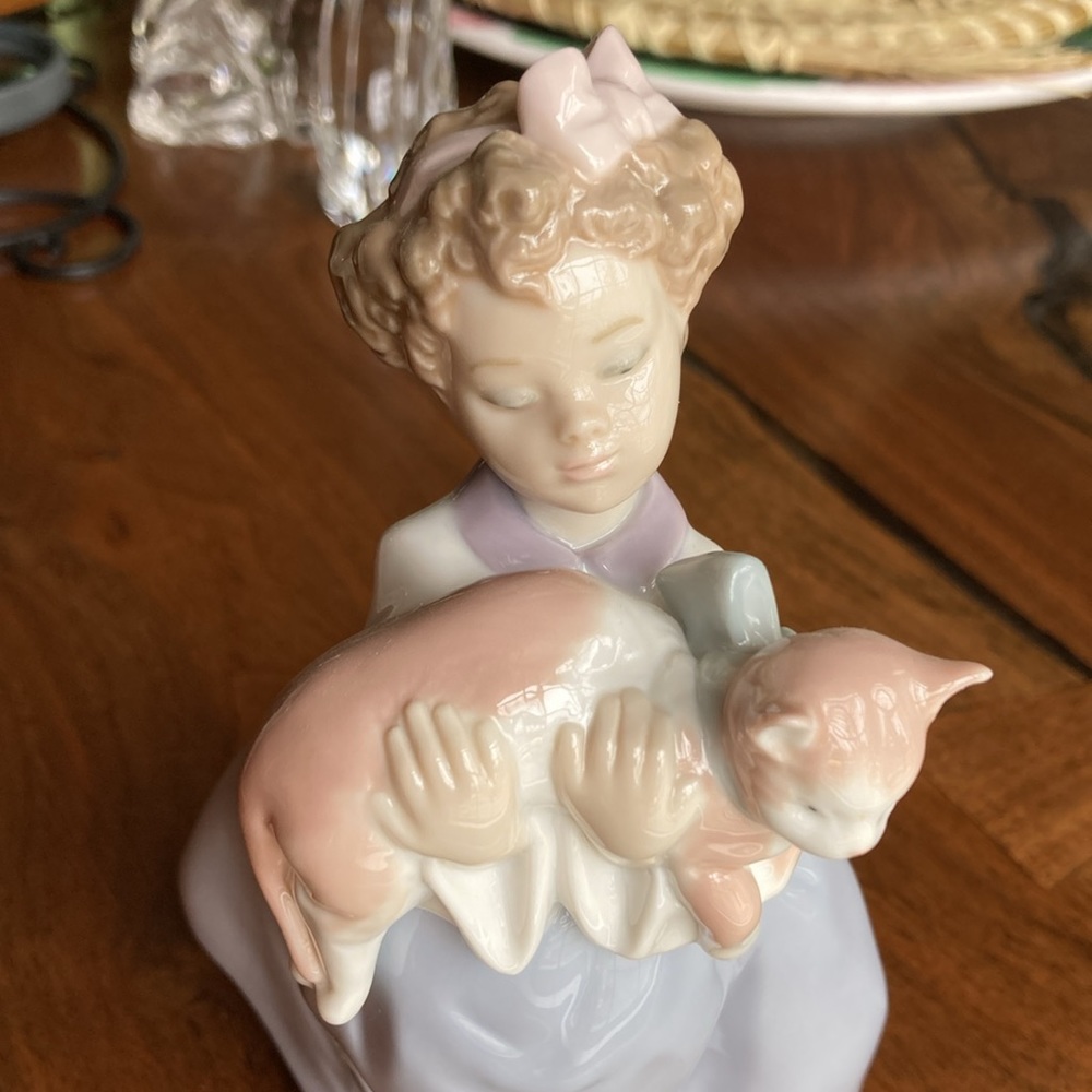 Lladro Girl with Cat - Picture 4 of 11